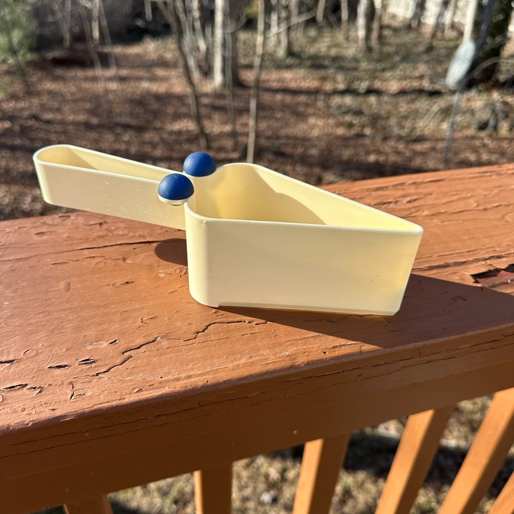 Tupperware cake server